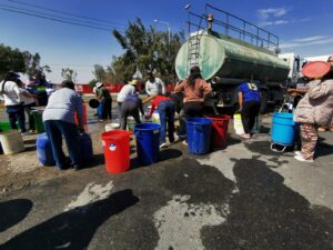 Familias sigue esoperando a los camiones cisternas mientras regresa el agua FOTO: Rosa Cabanillas/ HBA Noticias