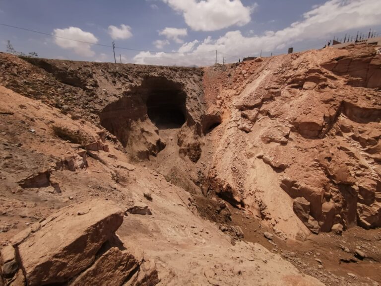 Tramo de la autopista Arequipa-La Joya está a punto de colapsar por forado