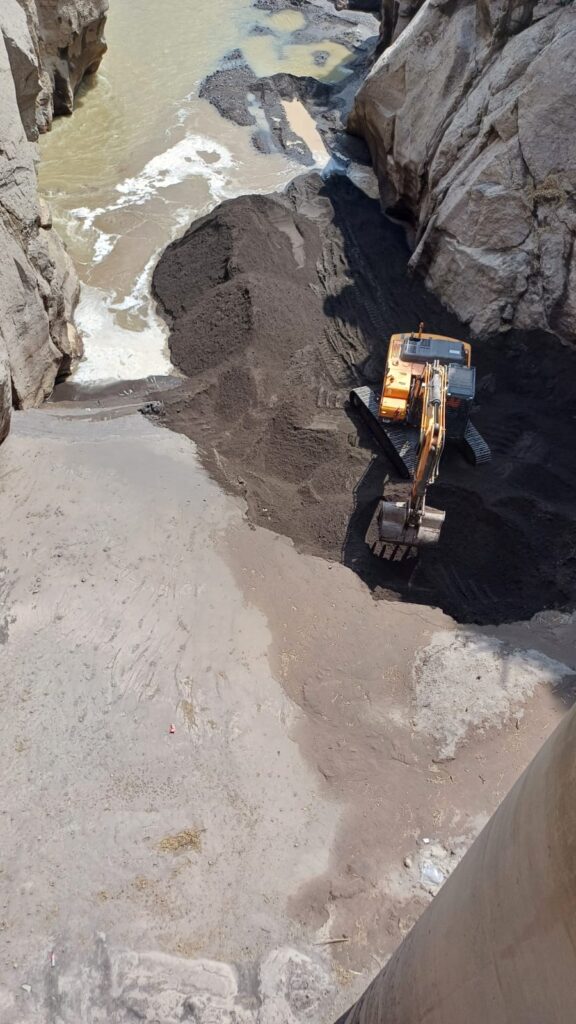 Maquinaria viene retirando la gran cantidad de arena acumulada en la zona de captación de agua cruda