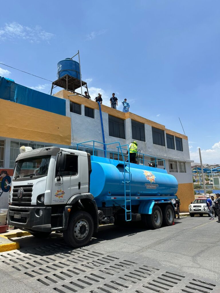 Corte agua potable afectó a centros de salud. Cisterna abasteciendo a la posta de Independencia en Alto Selva Alegre.