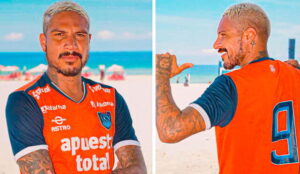 Paolo Guerrero con camiseta de la UCV de Trujillo.