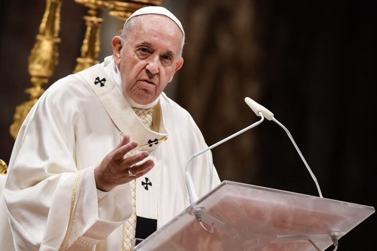 Papa Francisco renuncia a leer su discurso por salud pero saludó a muchas familias y niños