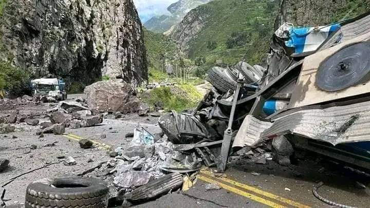 Pudo ser una tragedia: Conductores se salvan de milagro tras desprendimiento de rocas en la Carretera Central