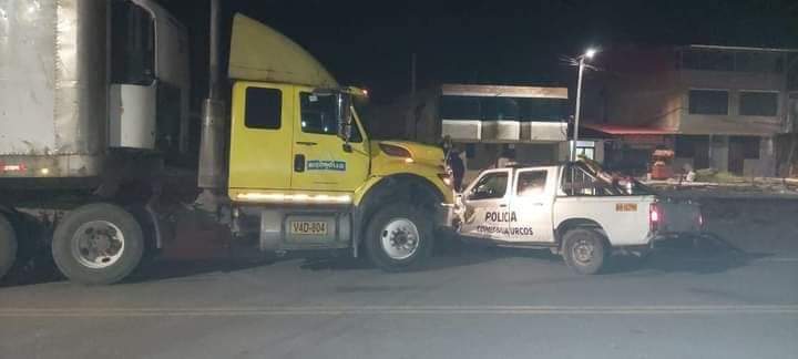Cusco: Policías abandonan patrullero luego de chocar contra camión en Urcos