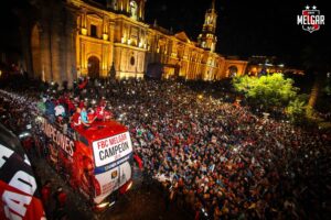 Plaza de Armas de Arequipa repleta de hinchas por el título de FBC Melgar en 2015.