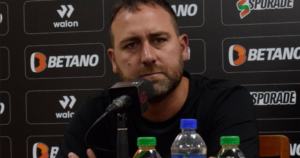 Pablo de Muner en conferencia de prensa de FBC Melgar.