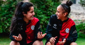 Alexia Zevallos y Alba Soto, futbolistas 'Rojinegras'.