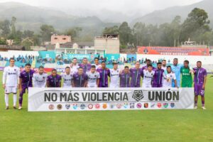 Jugadores de FBC Melgar y Comerciantes Unidos en la previa del compromiso en Cajabamba.