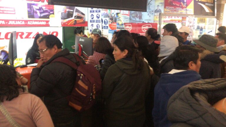 Reclaman por precios elevados de pasajes tras cierre de vía con destino a Puno