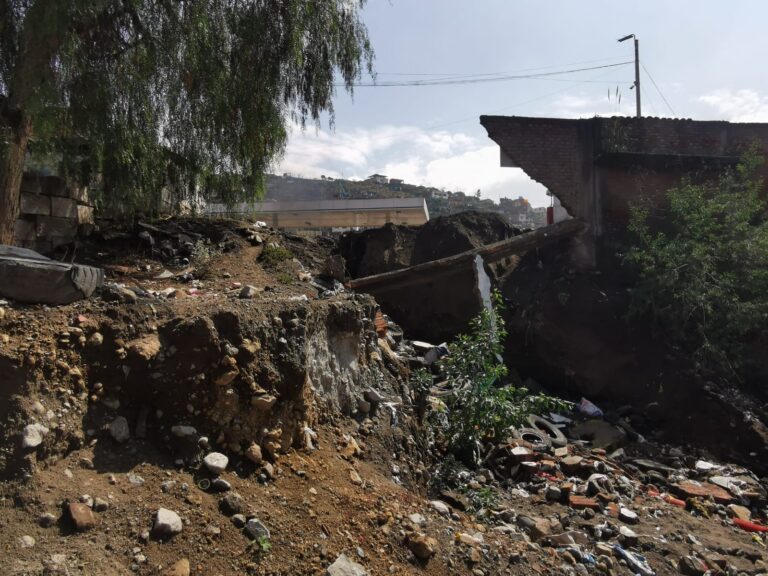Paucarpata: Muro de contención de grifo colapsa y vivienda resulta gravemente afectada
