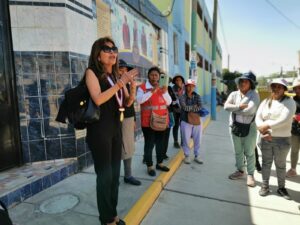 Marleny Arminta inspeccionó hoy el colegio Charlotte de Yura FOTO: Rosa Cabanillas/HBA Noticias