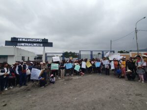 Padres de familia de la I.E. El Altiplano exigen mejores condiciones para sus hijos FOTO: Isaac Vilca/ HBA Noticias