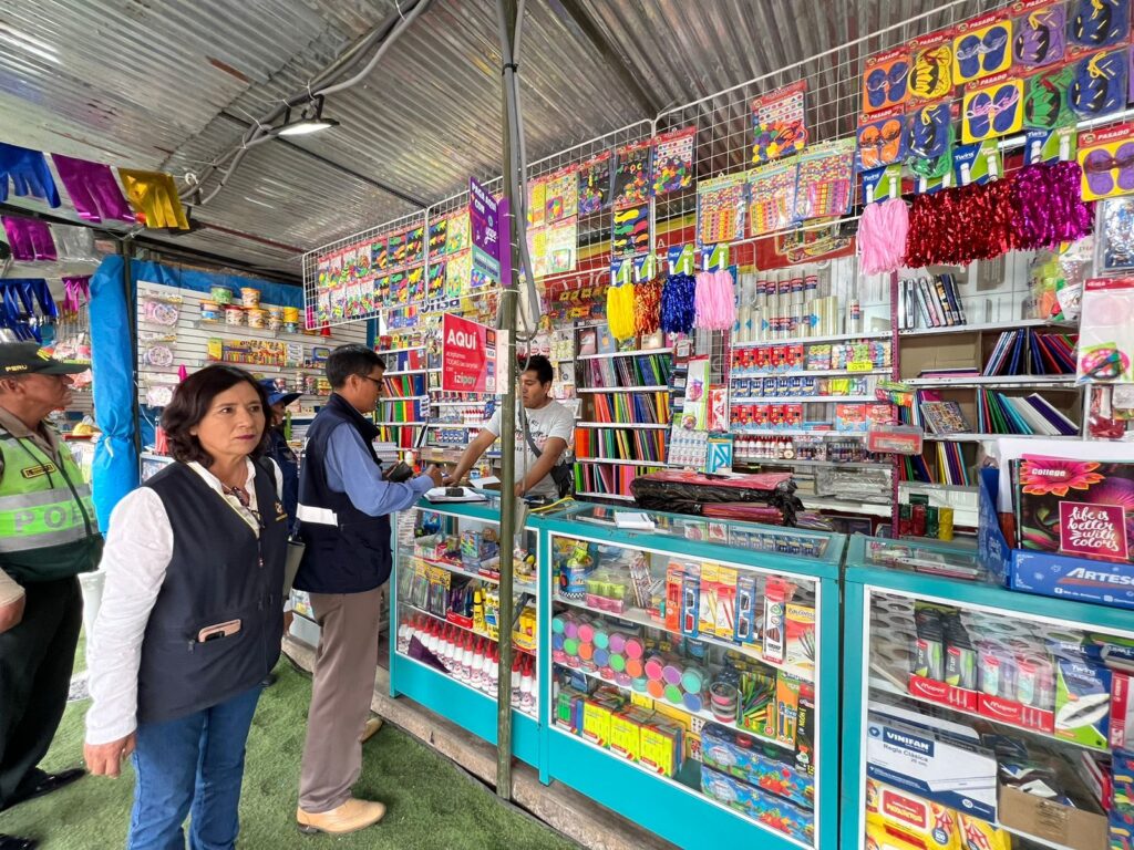 Operativo a ferias que venden útiles escolares en Arequipa