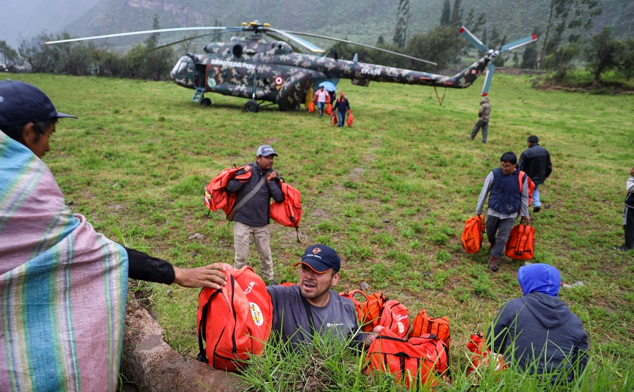 Gobernador de Arequipa llevó ayuda humanitaria tras caida de huaico