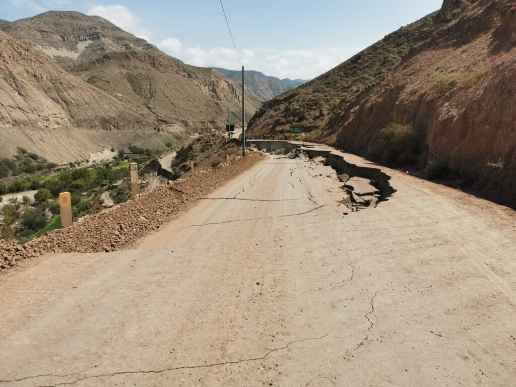 Tramo de la vía Yura Viejo-Huanca se hundió FOTO: Rosa Cabanillas/HBA Noticias