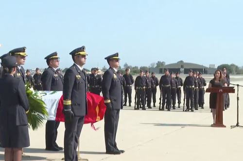 El cuerpo del fallecido oficial llegó hoy a Lima desde Arequipa, y la ceremonia de recibimiento y homenaje póstumo tuvo lugar en la base aérea Las Palmas.
