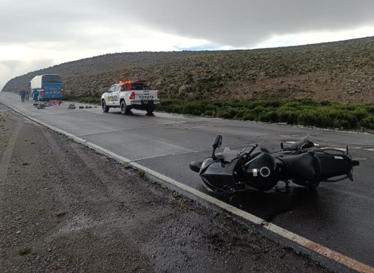 Trágico accidente entre una moto y un bus dejó como saldo dos personas fallecidas