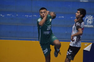 De La Salle Handball Club cayó ante Handball Arequipa en lo último del partido.