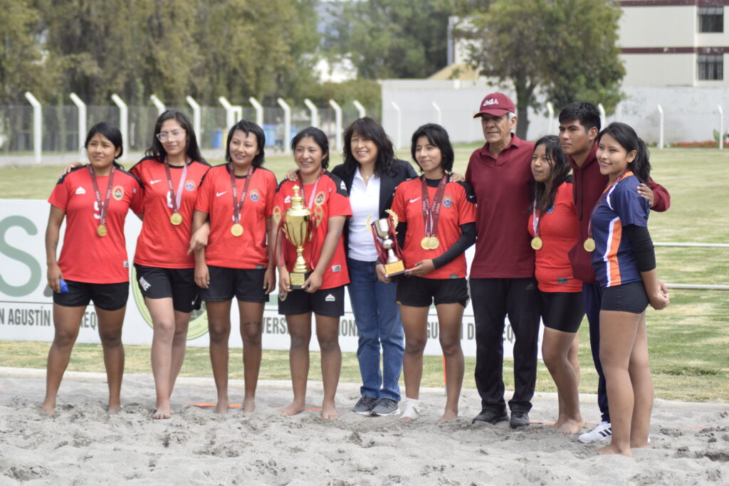 Escuela de Educación celebró título en fútbol playa damas.