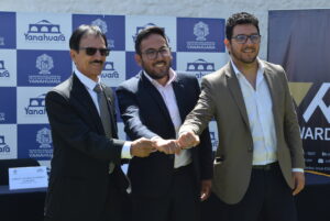 Organizadores del Campeonato Internacional de Karate en Arequipa junto a representantes de la Municipalidad de Yanahuara.