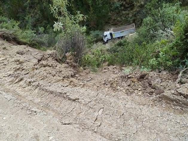 Conductor muere luego que camión cayera a un abismo de 50 metros en Cusco