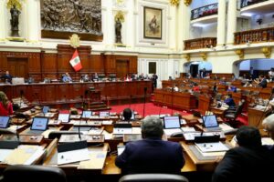 Congreso vota a favor de docentes interinos