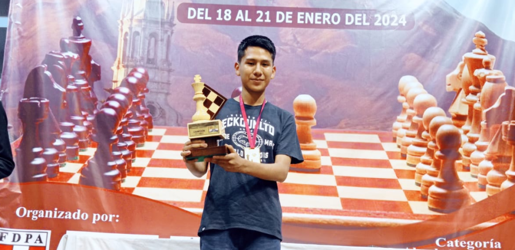 Leonardo Cahuapaza Tarapaca, ajedrecista arequipeño de 16 años que pide apoyo para la práctica de su disciplina.