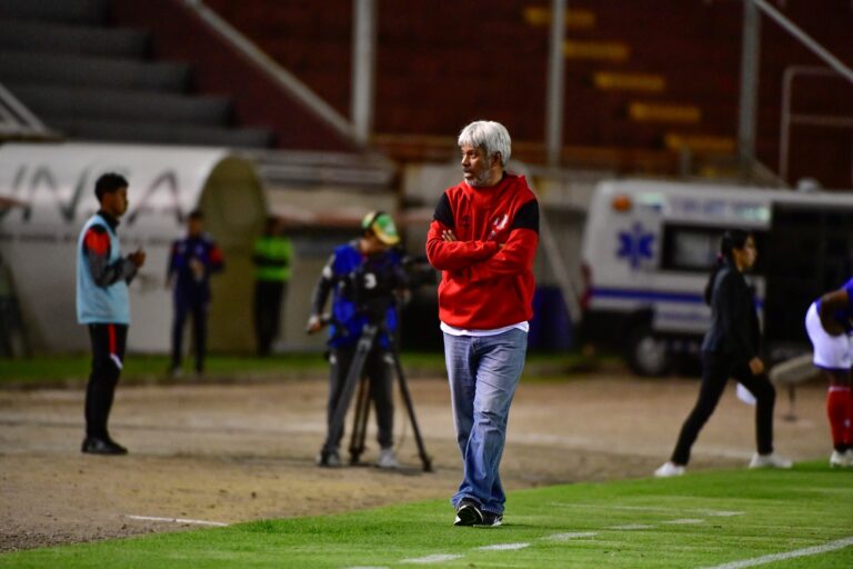 Marco Valencia, en la UNSA, dirigiendo a FBC Melgar.