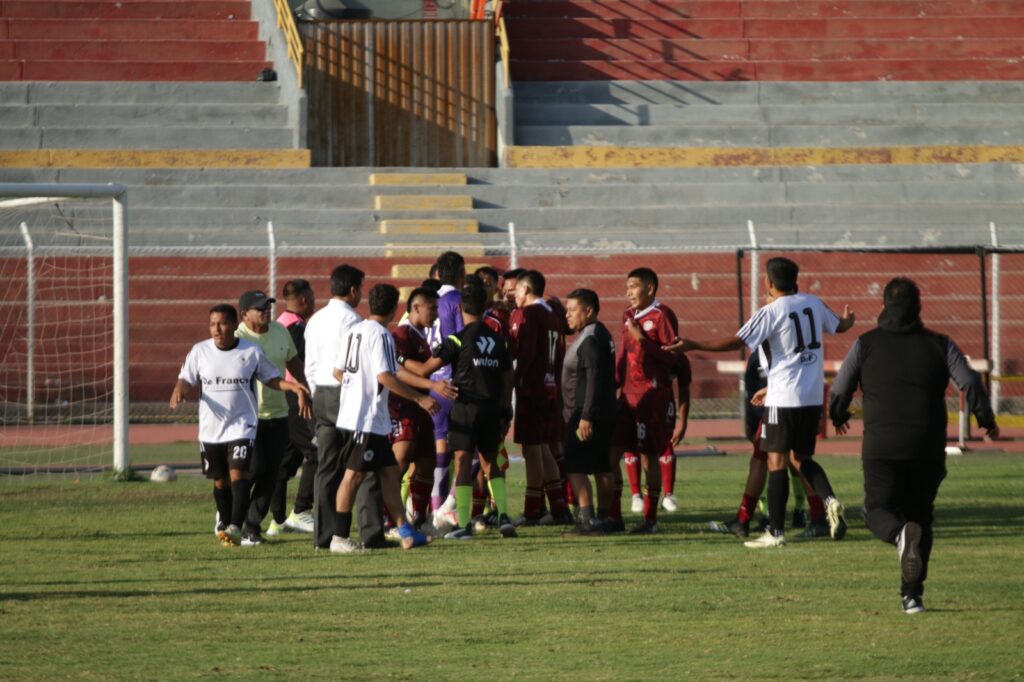 Momentos de tensión en el partido entre Atlético Universidad y Max Uhle. 