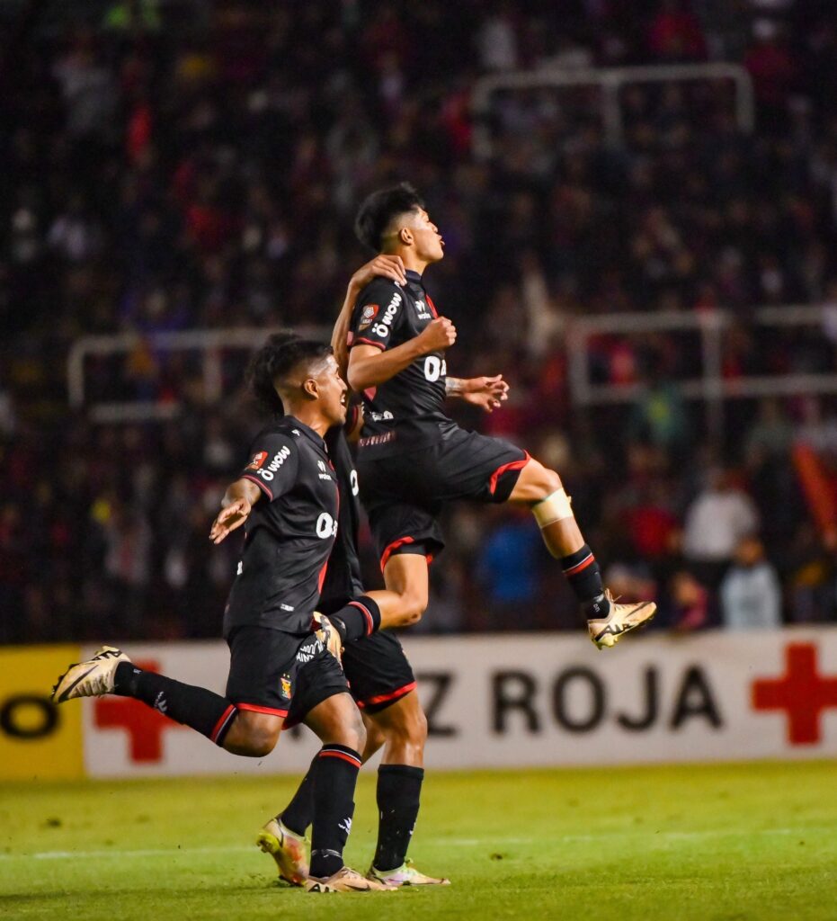 Celebración de Kenji Cabrera tras anotar a Alianza Lima. 