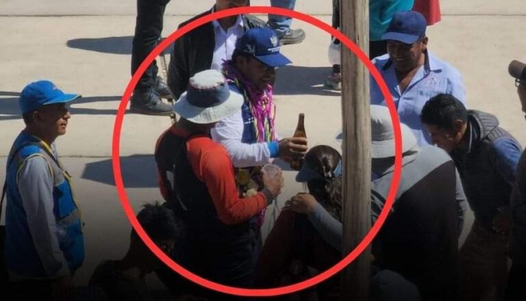 Funcionario de la Municipalidad de Arequipa fue captado consumiendo alcohol en público con uniforme