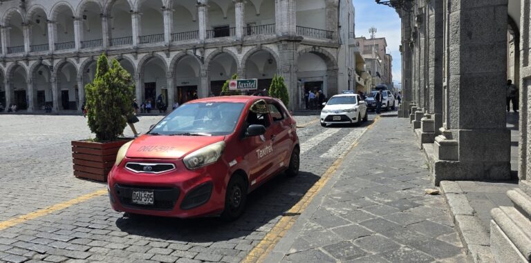 Taxistas alistan marcha rodante para reducir multas por plaqueo y Setare