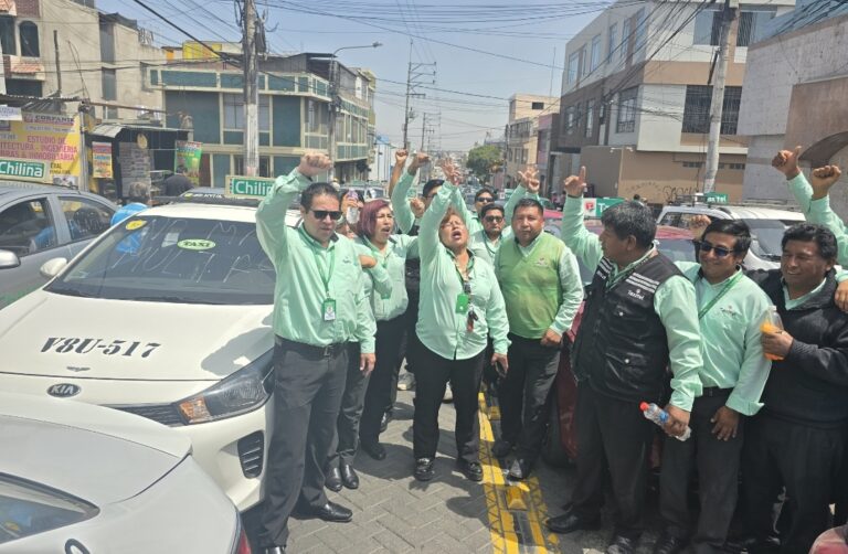 Taxistas realizaron masiva marcha rodante y lograron acuerdos con la Municipalidad de Arequipa