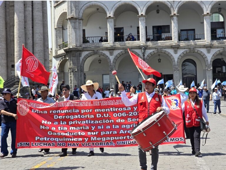 Sindicatos realizaron protesta en contra del gobierno y pidiendo aumento del sueldo mínimo