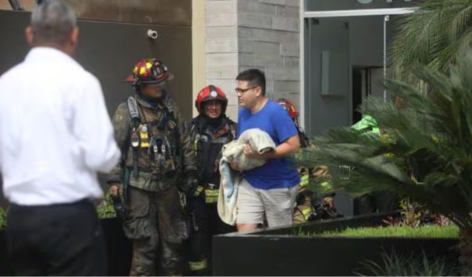 ¡Lamentable! Perrito muere en incendio que arrasó con departamento en edificio multifamiliar de Barranco