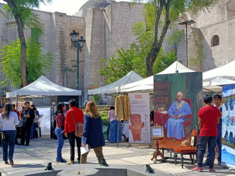 Día de los Museos: Realizan feria en la plaza San Francisco