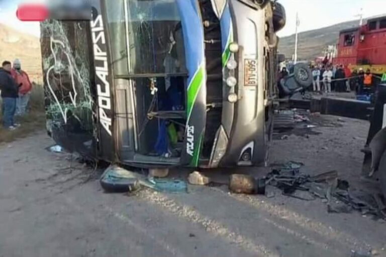 Tragedia en la Carretera Central: Un bus choca con tren y deja 4 muertos y decenas heridos