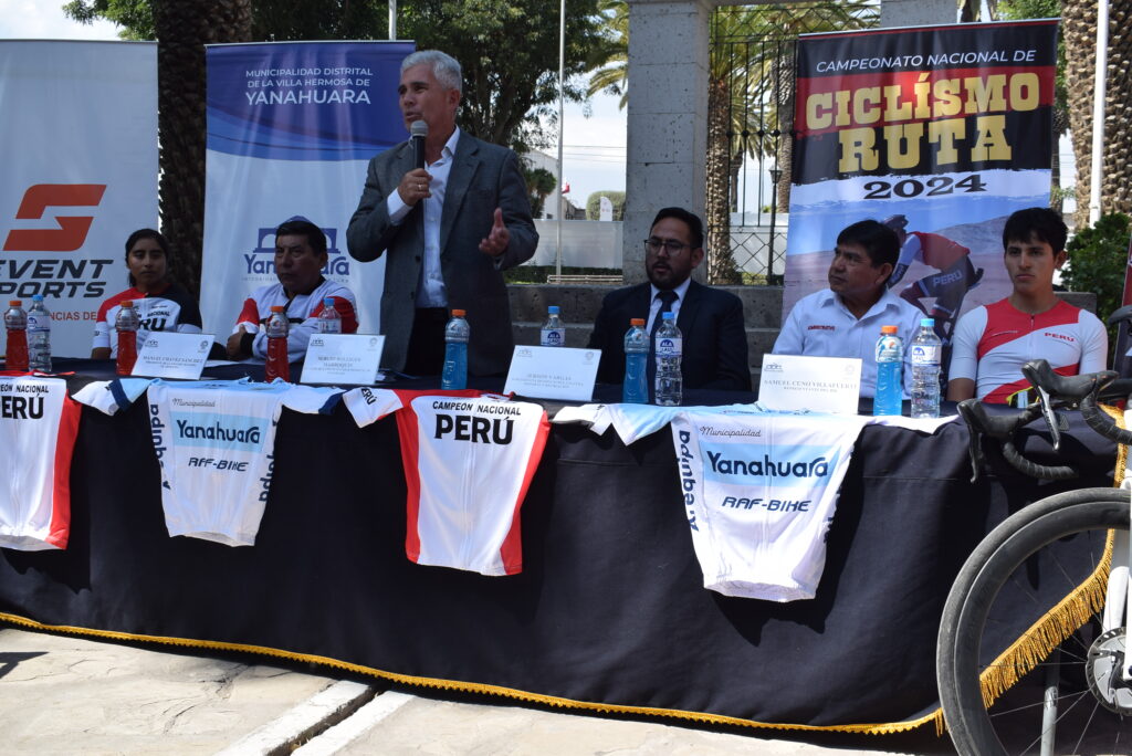 Alcalde de Yanahuara, representante del IPD y Manuel Chávez, Presidente de la Liga de Ciclismo de Arequipa. 