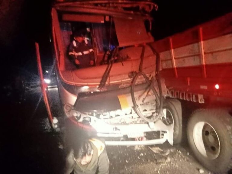 Siete heridos dejó choque frontal entre bus interprovincial y camión en Imata