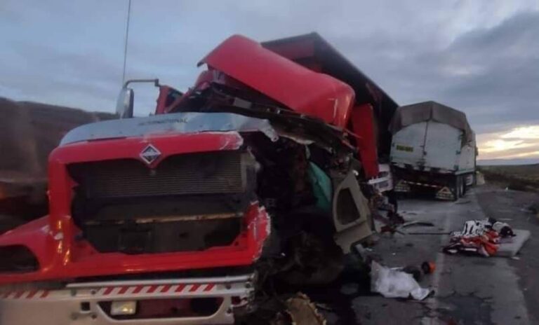 Choque entre camiones en la vía Arequipa – Puno deja tres personas heridas