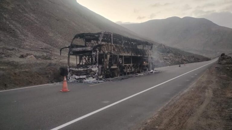 Bus interprovincial se incendia y pasajeros se salvan de milagro