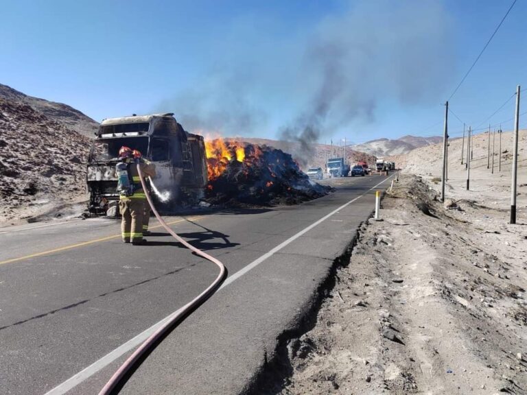 Camión cargado de avena se incendió en la vía de penetración a Arequipa