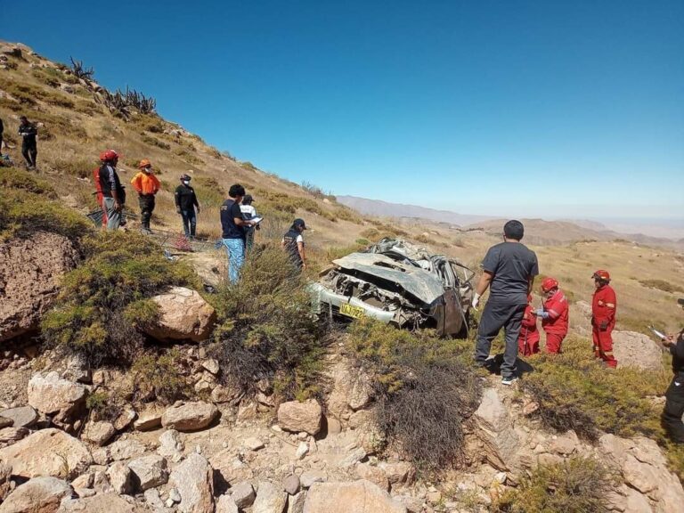 Tragedia en Moquegua: Dos fallecidos y cinco heridos tras despiste y volcadura de camioneta