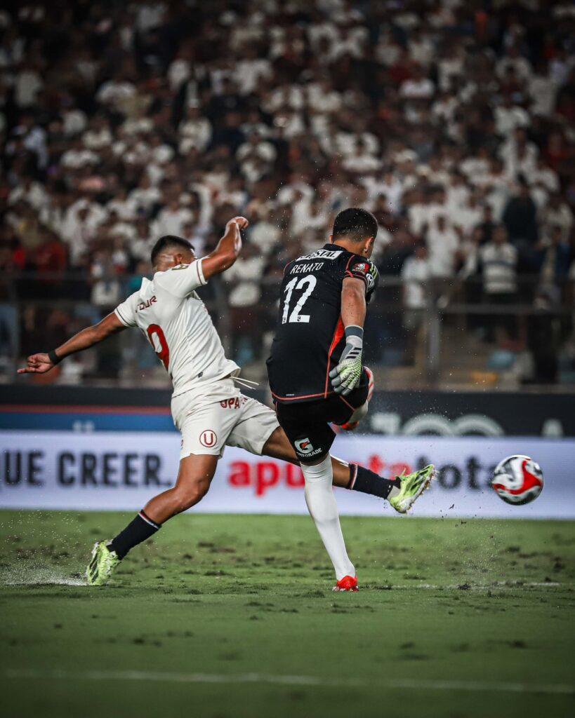 Error de Renato Solís con el que Universitario superó a Sporting Cristal. 