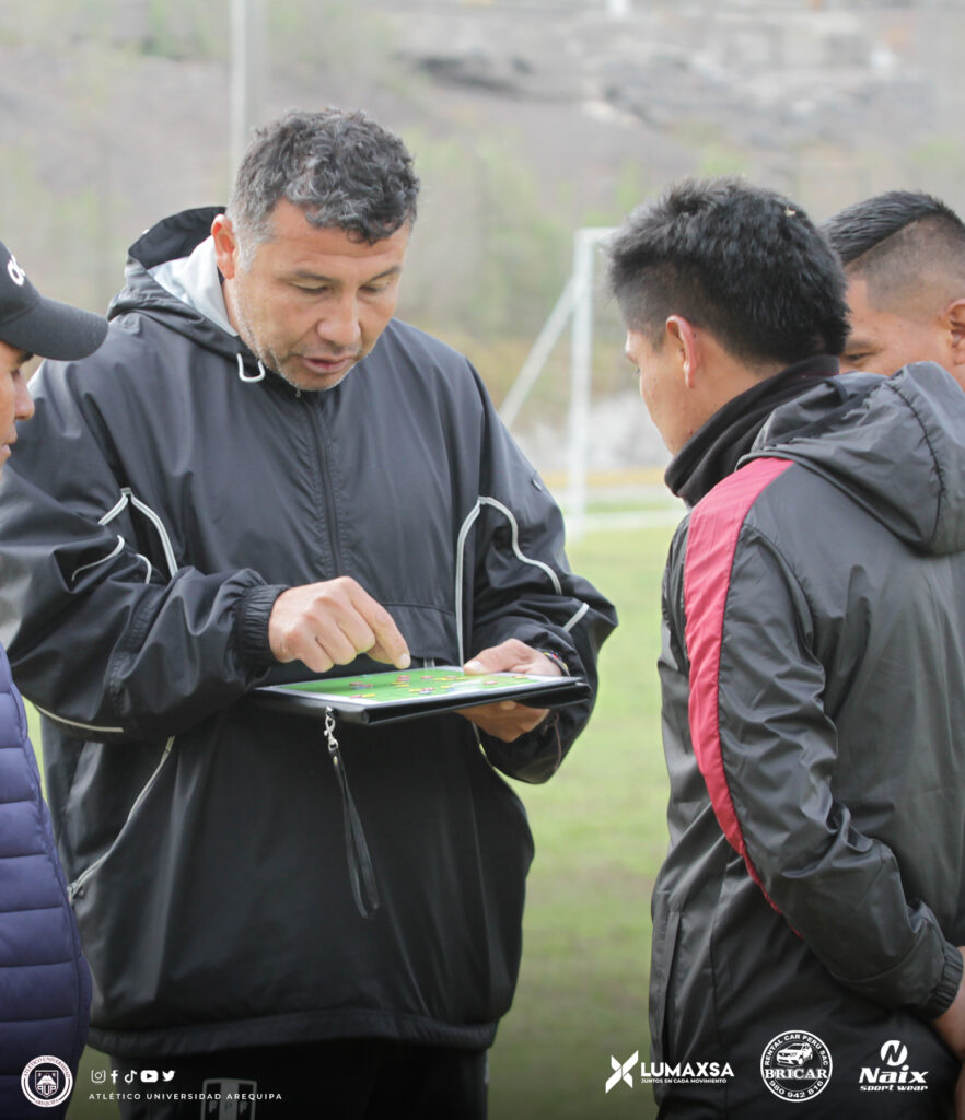 Ysrael Zúñiga en su primer entrenamiento con Atlético Universidad.