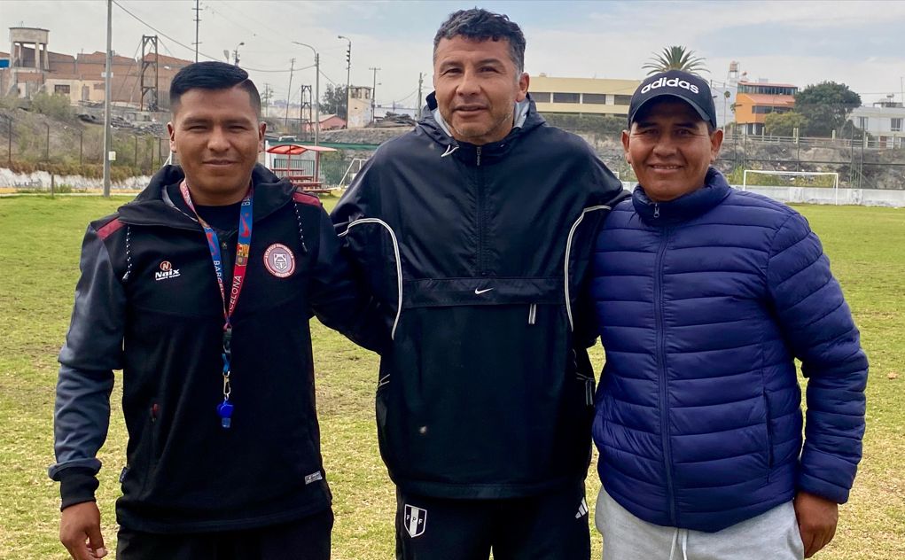 Ysrael Zúñiga y su comando técnico luego de completar su primer entrenamiento en Atlético Universidad.