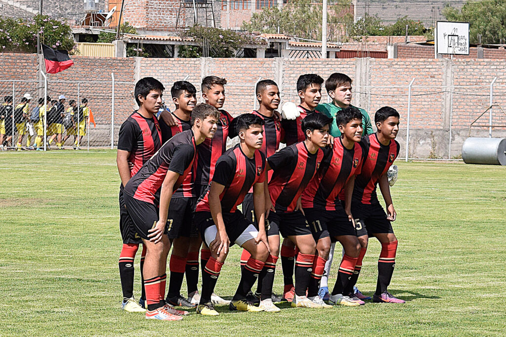 Equipo de FBC Melgar en la categoría Sub-16 que se consagró campeón del Torneo Elite en 2022. 