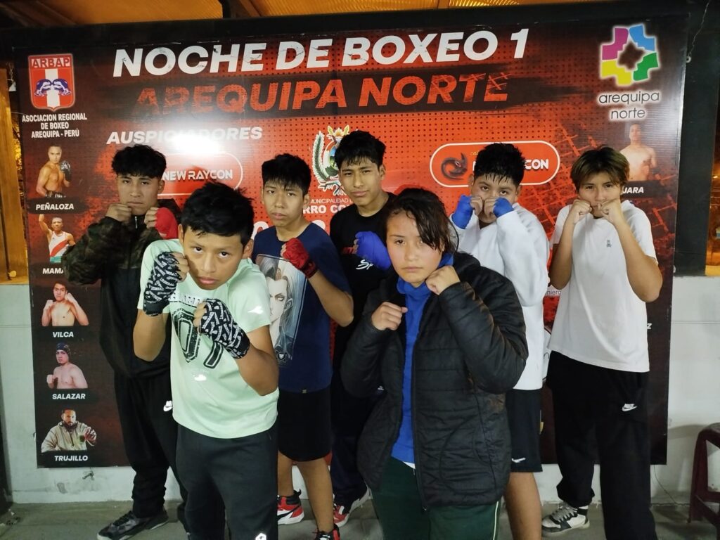 Boxeadores arequipeños se preparan para el Campeonato Regional Escolar. 
