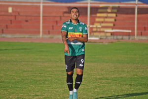 Luis 'El Avión' Salas, goleador de Sportivo Huracán.