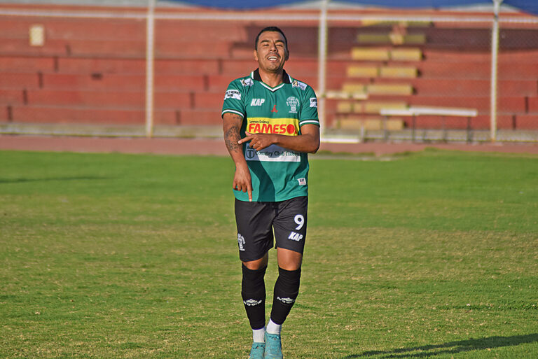 Luis 'El Avión' Salas, goleador de Sportivo Huracán.